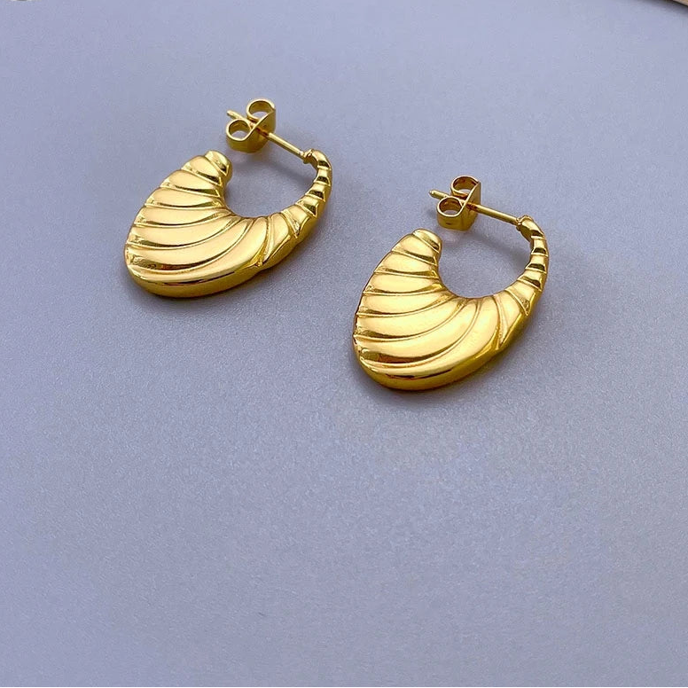 Sovict Ribbed Crescent Hoop Set