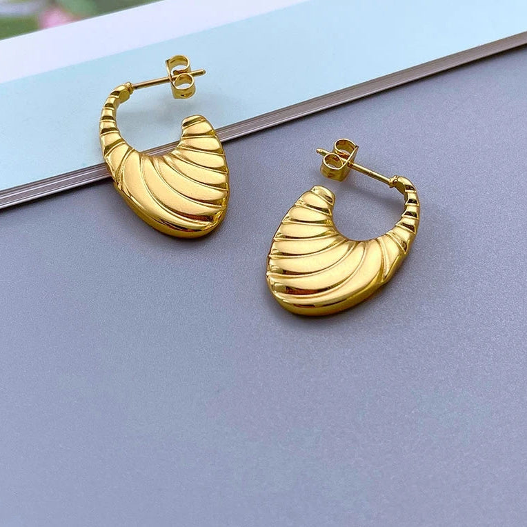 Sovict Ribbed Crescent Hoop Set