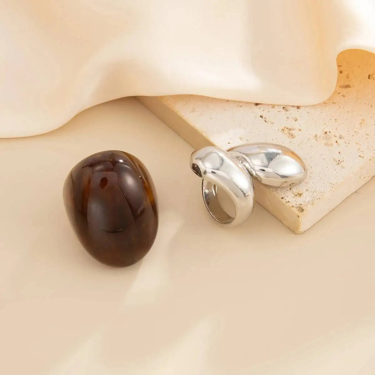 Women's Retro Chunky Resin Ring – Wide Water Drop Design (Punk Aesthetic)